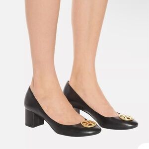 Tory Burch Chelsea Gold Logo Leather Pumps  - Black
